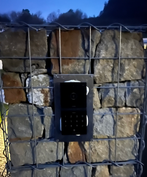 Bezpečná instalace v gabionu